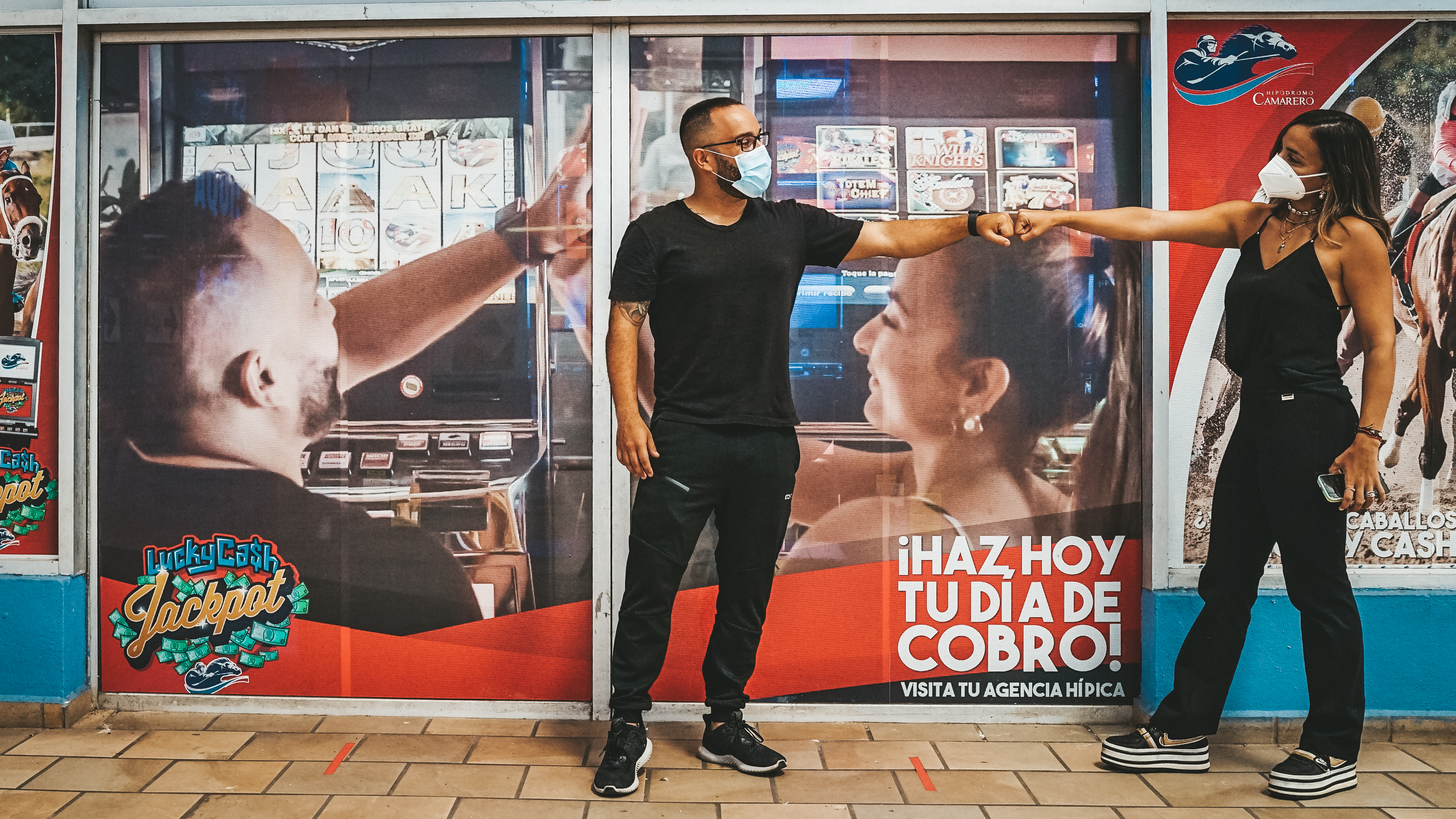 Lucky Cash Hipódromo storefront campaign